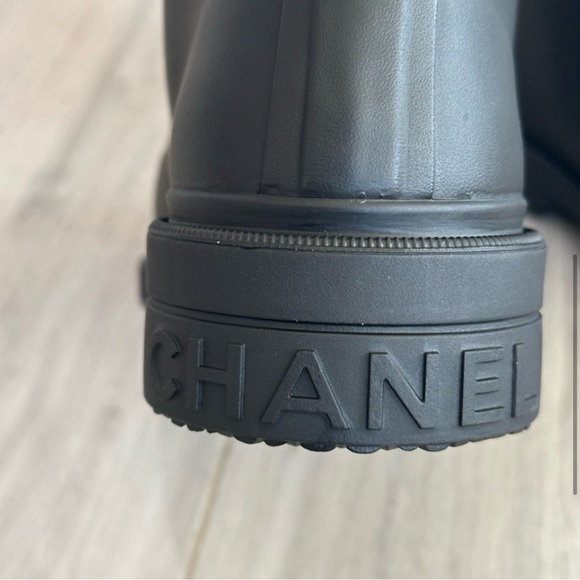 CHANEL Black Rain Boots with White CC Logo - Picture 3 of 7
